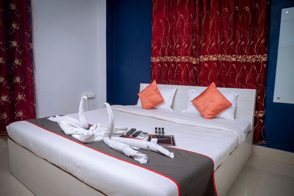 una camera d'albergo con due letti e asciugamani bianchi di GS RESIDENCY a Guwahati