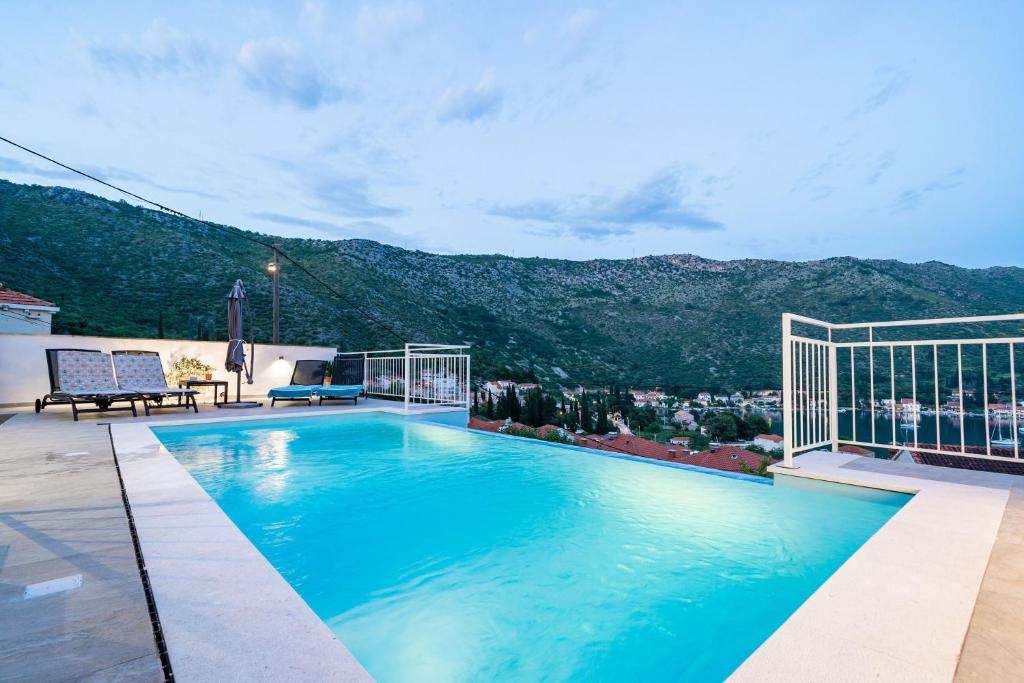 una piscina en la parte superior de un edificio con una montaña en Villa with Swimming Pool Tia&Ella, en Zaton