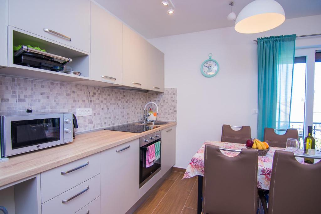 Kuchyň nebo kuchyňský kout v ubytování Apartmani Mario