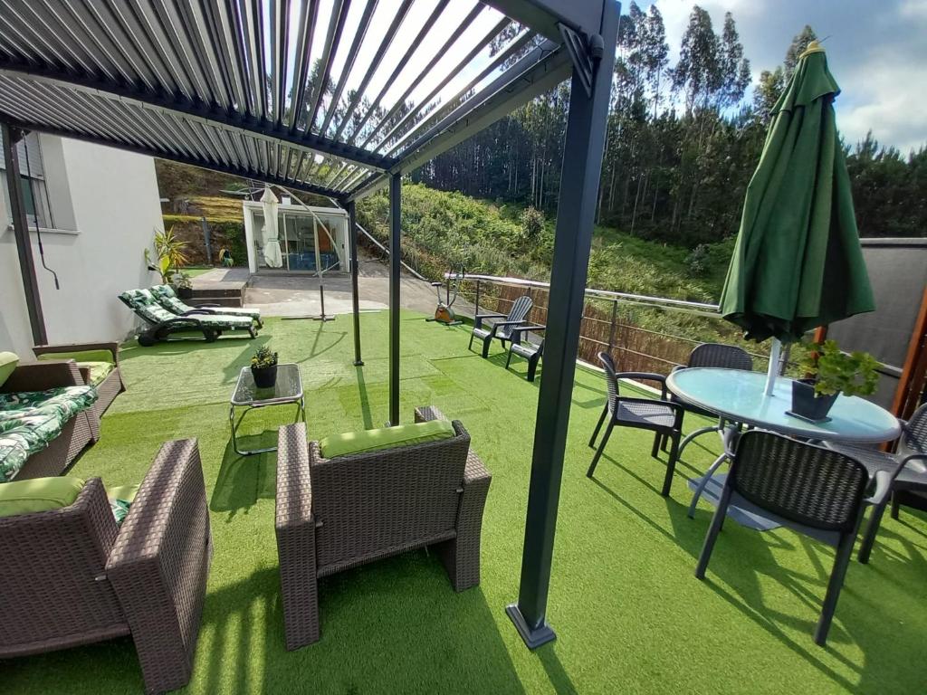 Vonkajšia záhrada v ubytovaní Casa Rocha Velha con terraza y piscina particular