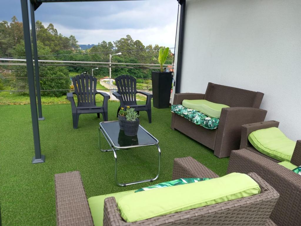 Posedenie v ubytovaní Casa Rocha Velha con terraza y piscina particular