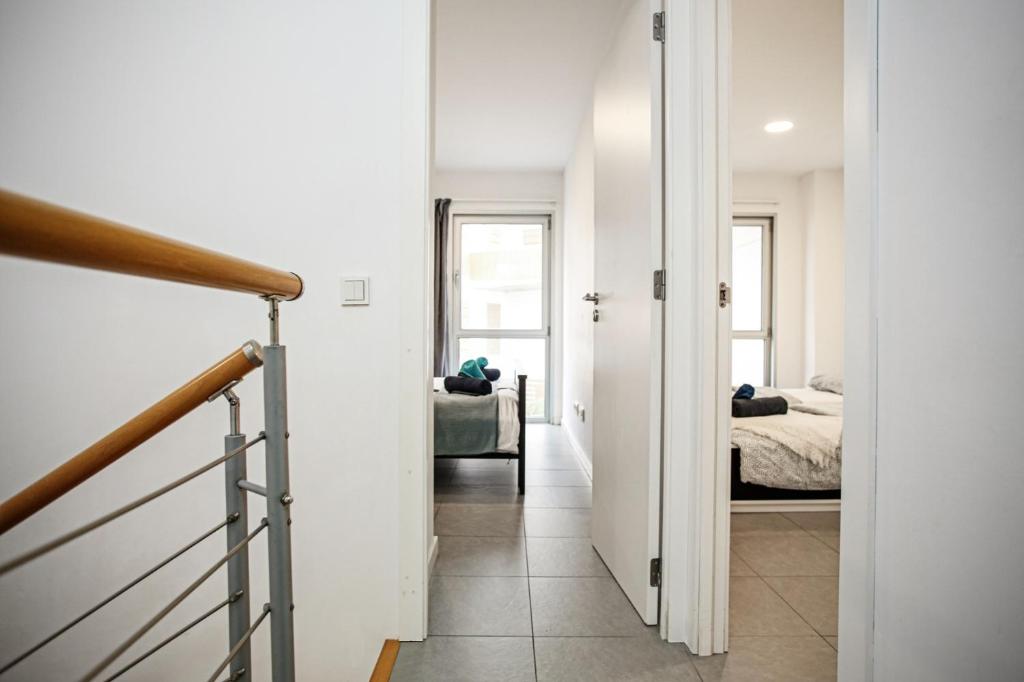 Postel nebo postele na pokoji v ubytování Sunny Duplex Los Martines