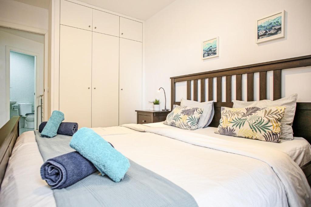 Postel nebo postele na pokoji v ubytování Sunny Duplex Los Martines