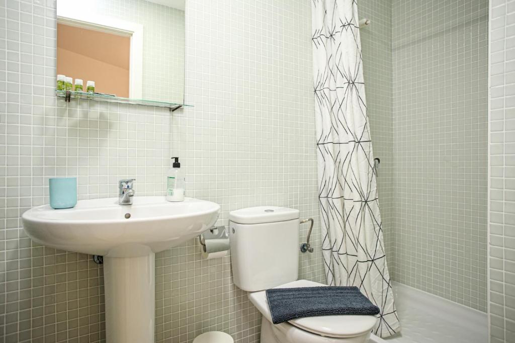 Koupelna v ubytování Sunny Duplex Los Martines