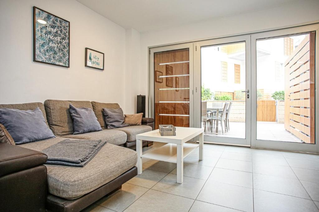 Posezení v ubytování Sunny Duplex Los Martines