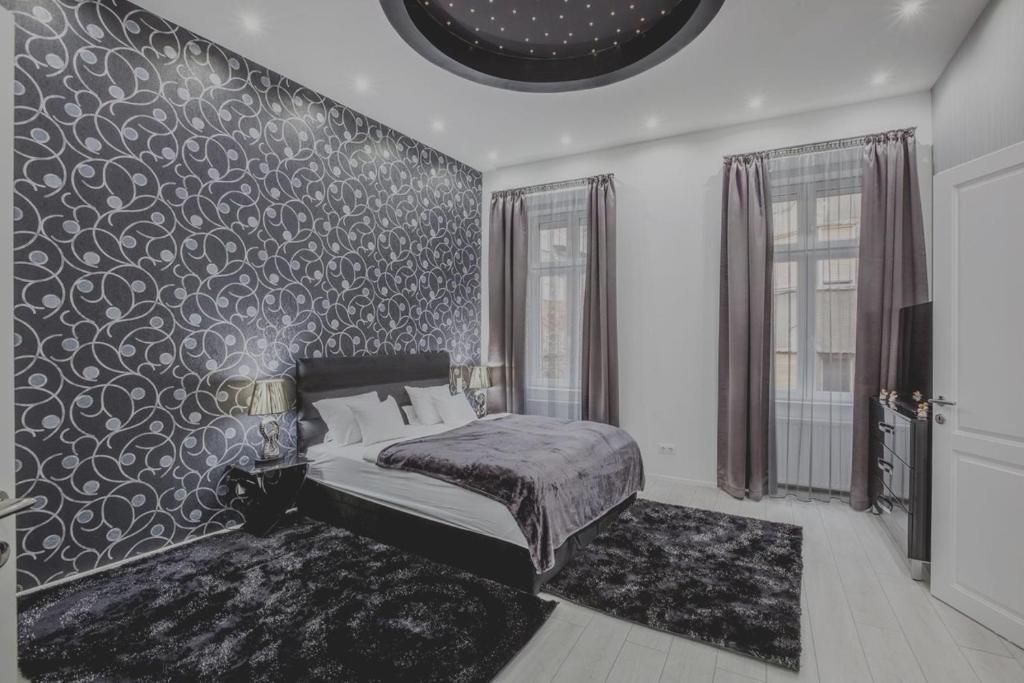 1 dormitorio con 1 cama con pared estampada en Welcome & Mayfair ** Flat 3-BD & 6 Guests, en Londres