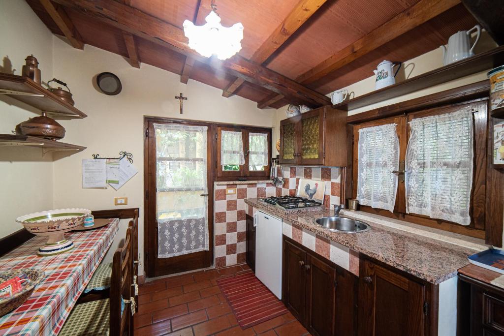 Kuchnia lub aneks kuchenny w obiekcie Pace e Relax, Wonderful Villa, Versilia sea view
