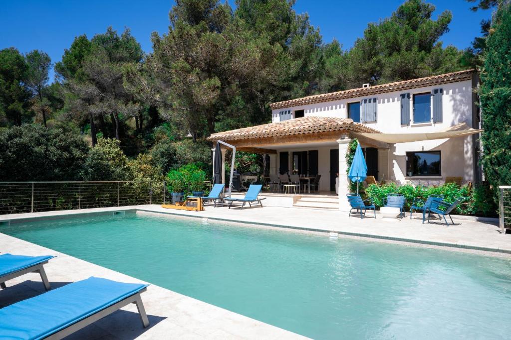 une villa avec piscine devant une maison dans l'établissement Villa climatisée avec vue en pleine pinède aixoise, à Saint-Marc-Jaumegarde