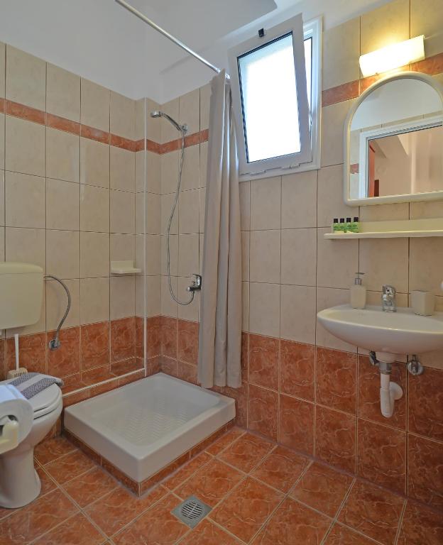 Koupelna v ubytování Harikleia Studios