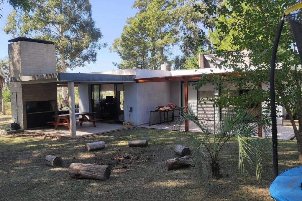 康科迪亞的住宿－Casa quinta en zona termal，前院有木头的房子