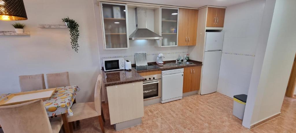 Kuchyň nebo kuchyňský kout v ubytování Homes of Spain, Apartamentos Paraiso, Ed Palmerston, Atico J a pie de Playa, piscina privada en solárium, WI-FI