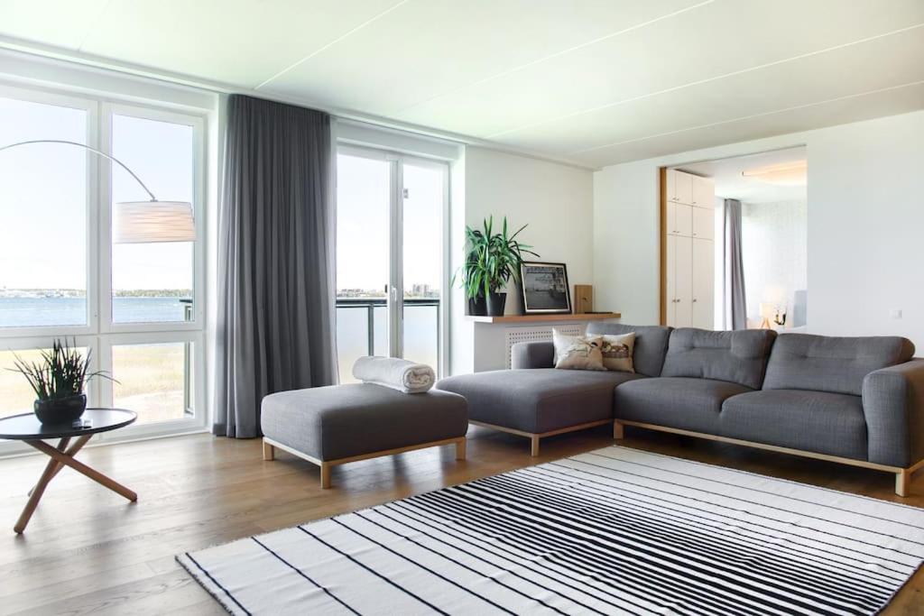 Posezení v ubytování Luxury Seaside 3 Bedroom Apartment With Balcony