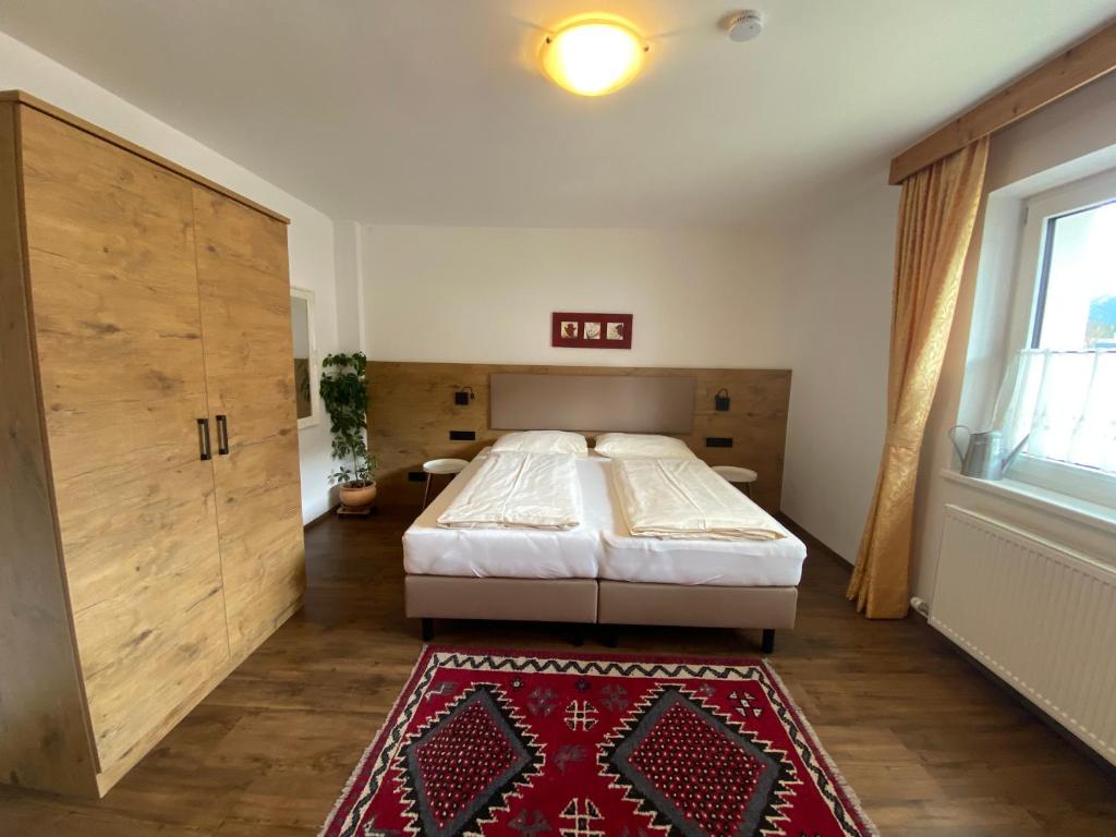 Posteľ alebo postele v izbe v ubytovaní Haus Waldheim und Dependance
