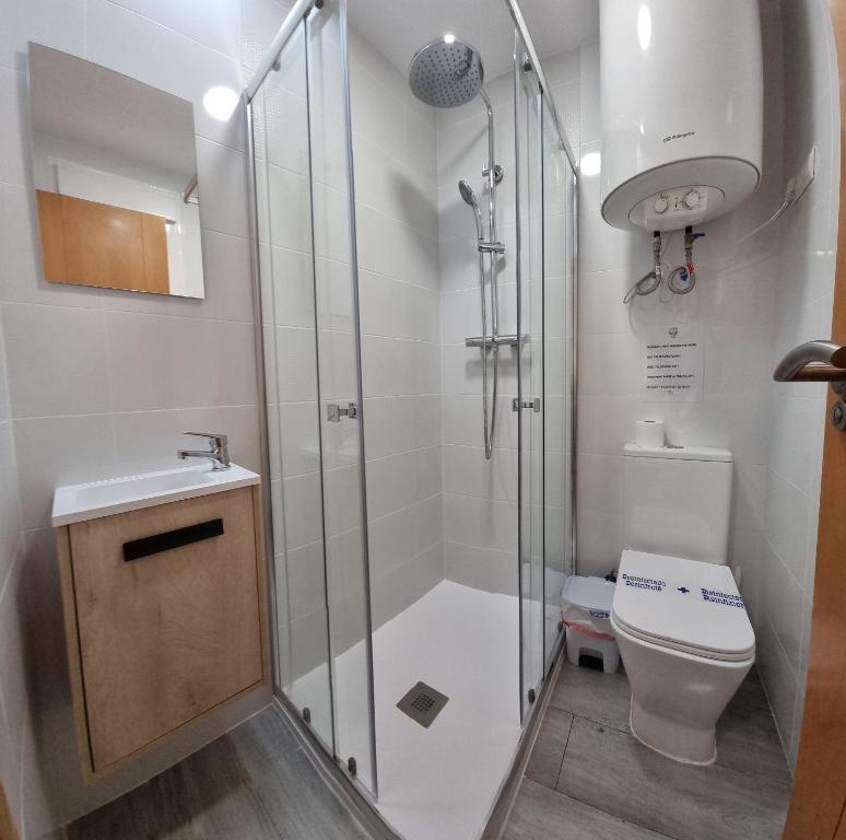 Koupelna v ubytování Homes of Spain, Apartamentos Paraiso, Ed Palmerston, Atico J a pie de Playa, piscina privada en solárium, WI-FI