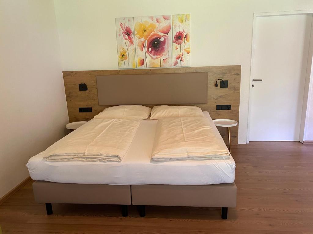 Posteľ alebo postele v izbe v ubytovaní Haus Waldheim und Dependance