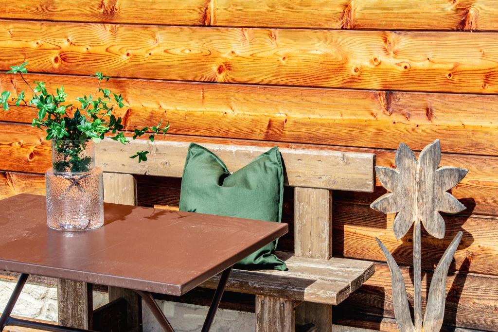 Posezení v ubytování Chalet im Grünen in Seenähe