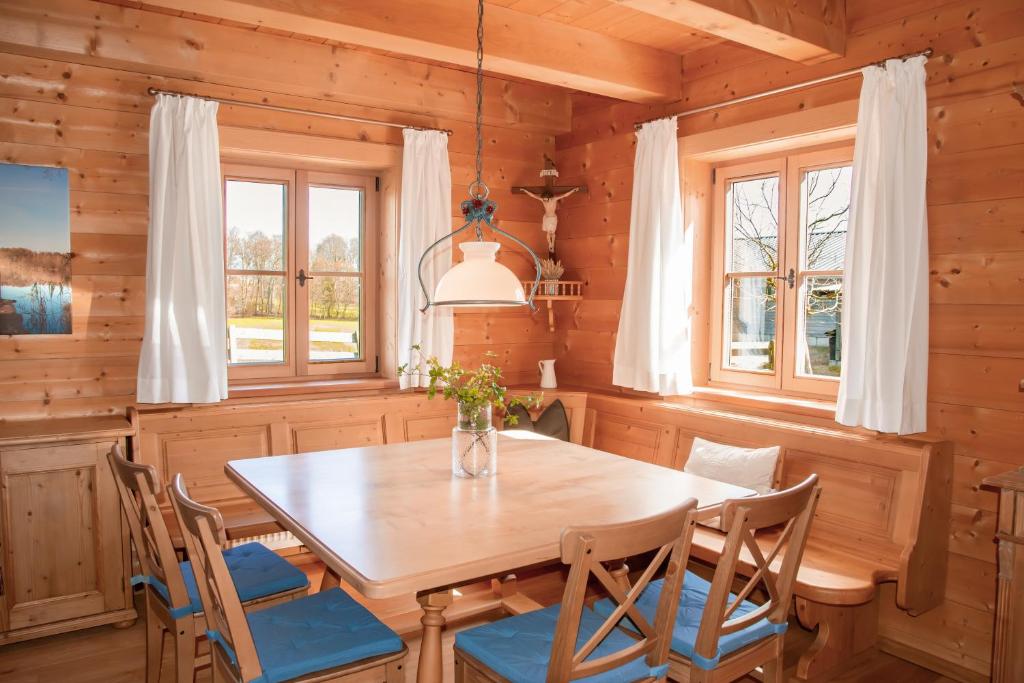 Fotografie z fotogalerie ubytování Chalet im Grünen in Seenähe v destinaci Trimmelkam