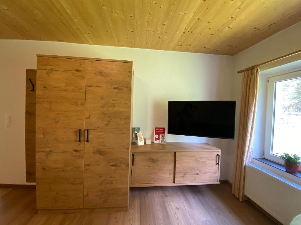 Televízia a/alebo spoločenská miestnosť v ubytovaní Haus Waldheim und Dependance