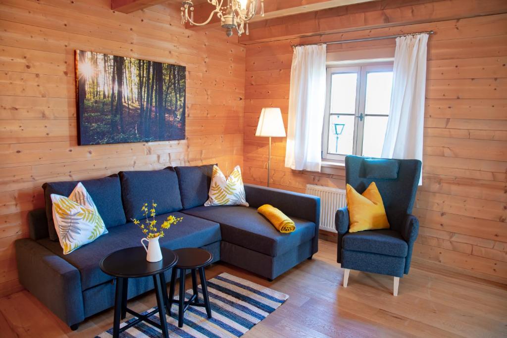 Posezení v ubytování Chalet im Grünen in Seenähe