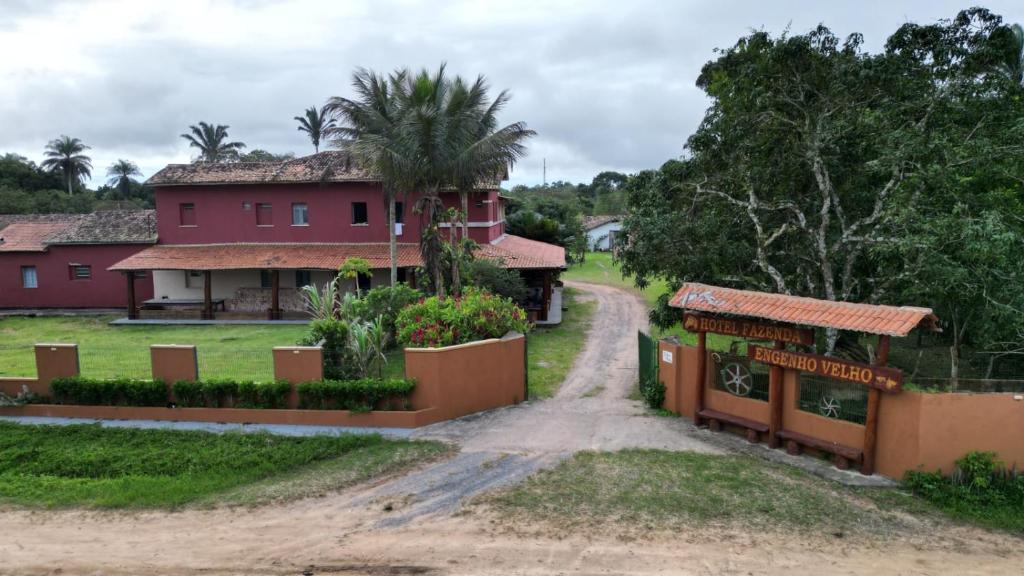 un camino de tierra delante de una casa en HOTEL FAZENDA Engenho Velho en Ubajara
