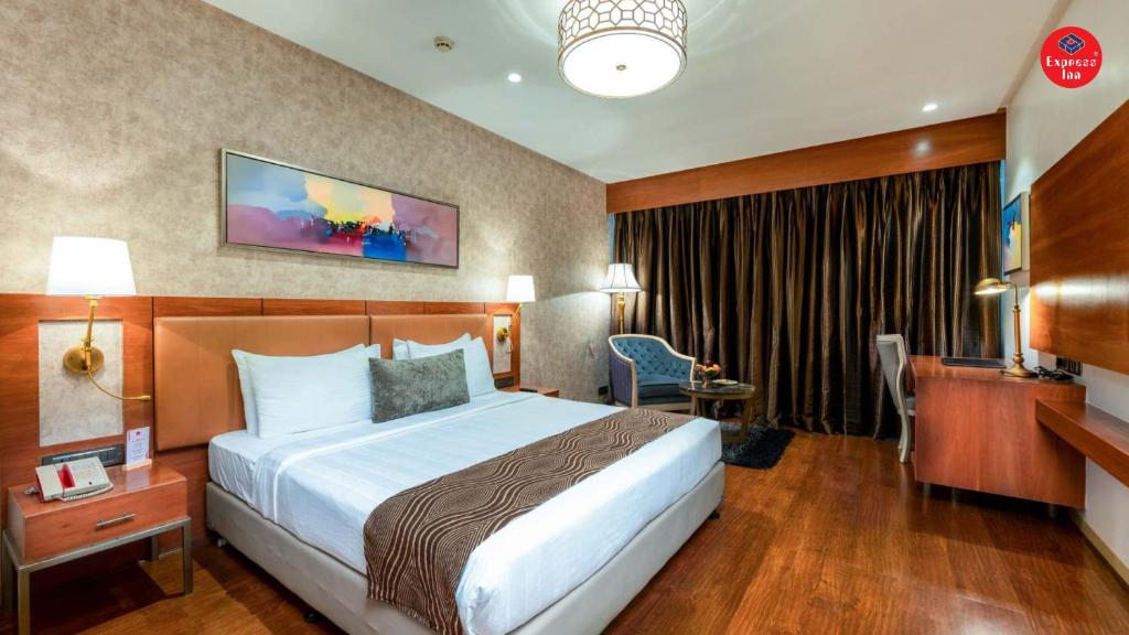 Postel nebo postele na pokoji v ubytování Express Inn The Business Luxury Hotel