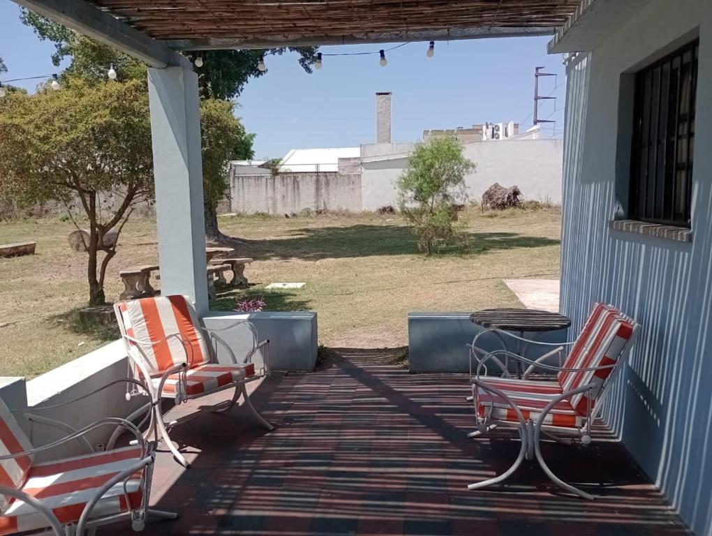 2 Stühle und ein Tisch auf einer Veranda in der Unterkunft El remanso in Concordia
