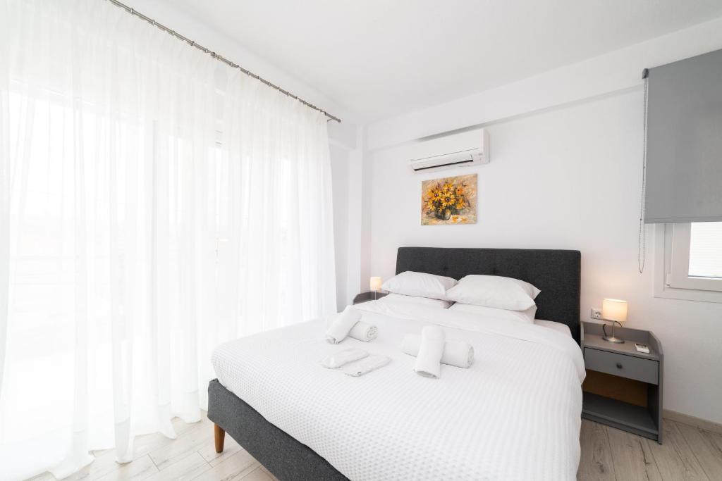 Postel nebo postele na pokoji v ubytování Dionysos Residential Complex