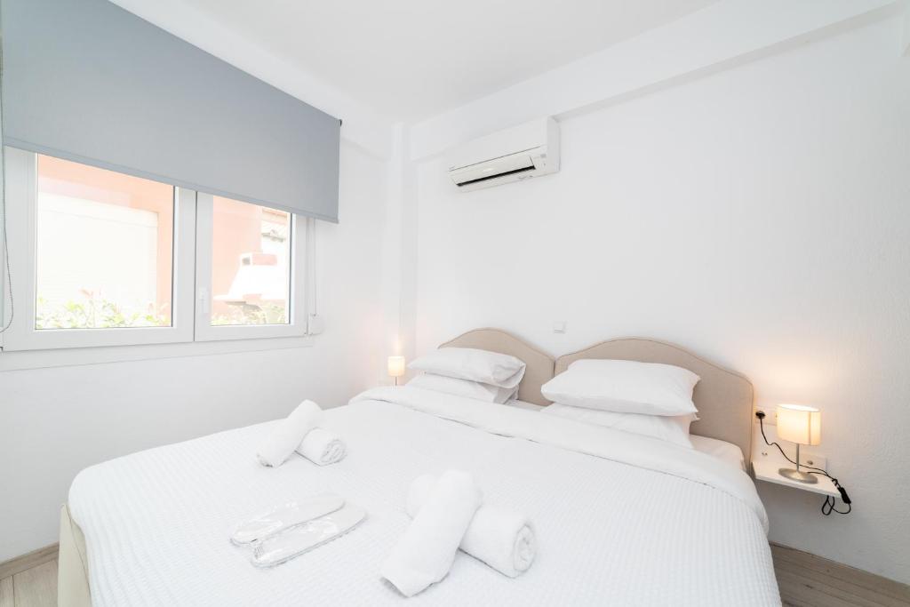 Postel nebo postele na pokoji v ubytování Dionysos Residential Complex