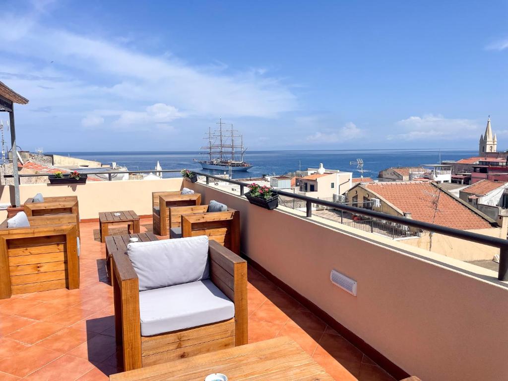 d'un balcon avec des chaises et une vue sur l'océan. dans l'établissement B&B Faraglione, à Lipari
