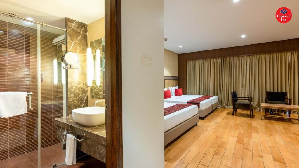 Postel nebo postele na pokoji v ubytování Express Inn The Business Luxury Hotel