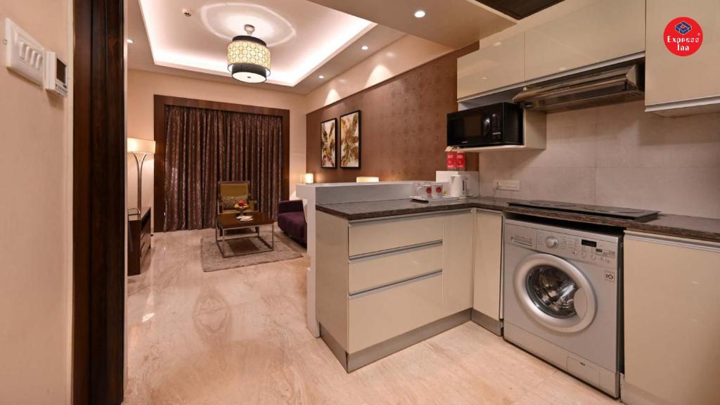 Kuchyň nebo kuchyňský kout v ubytování Express Inn The Business Luxury Hotel