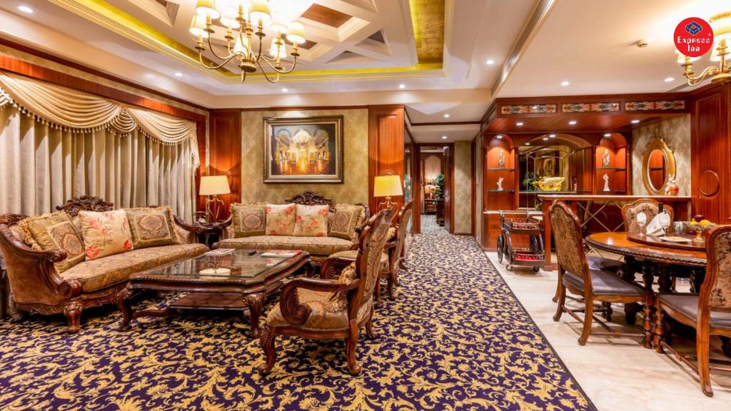 Posezení v ubytování Express Inn The Business Luxury Hotel