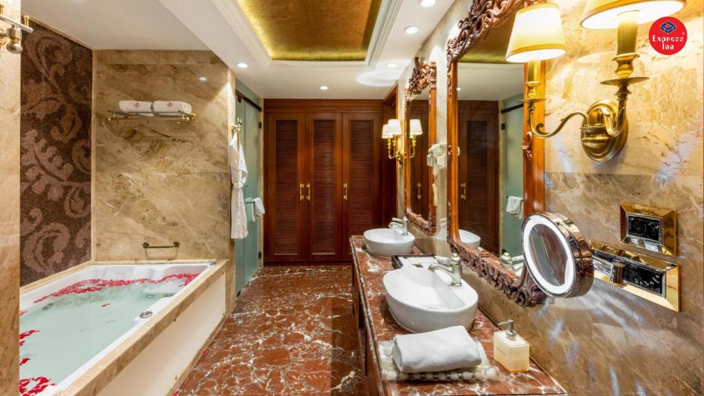 Koupelna v ubytování Express Inn The Business Luxury Hotel