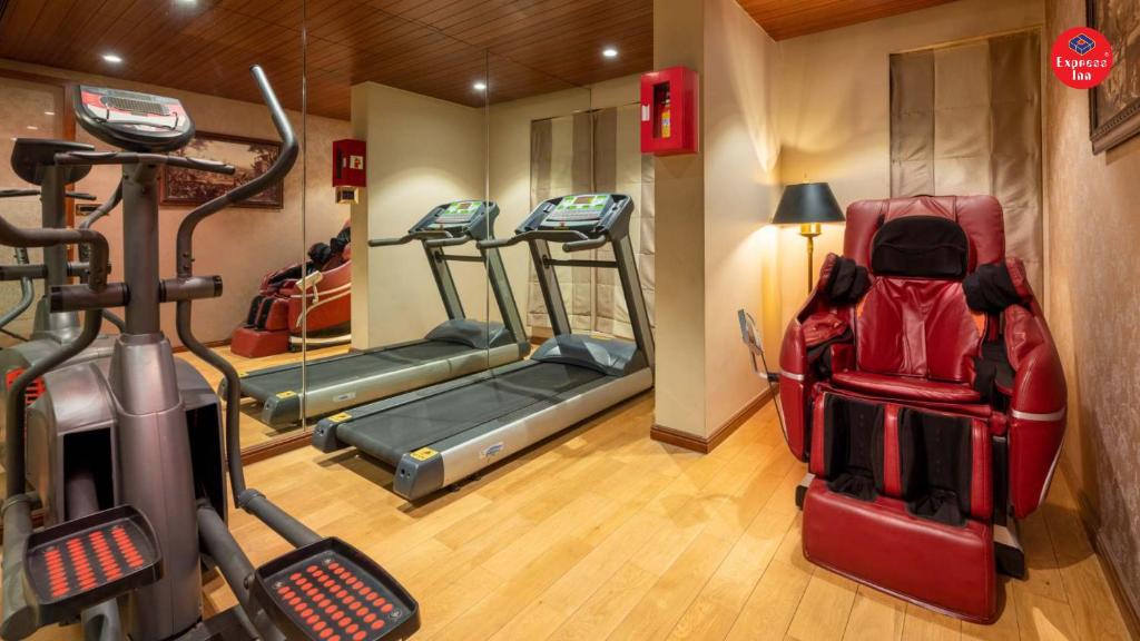 Fitness centrum a/nebo fitness zařízení v ubytování Express Inn The Business Luxury Hotel