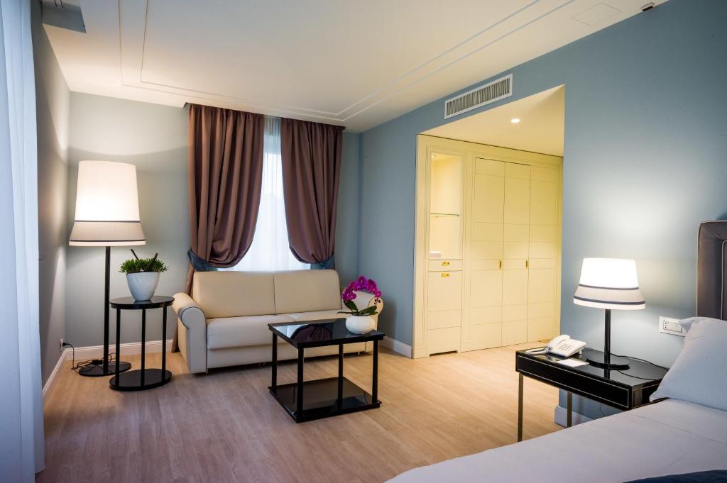 Postel nebo postele na pokoji v ubytování Turin Palace Hotel