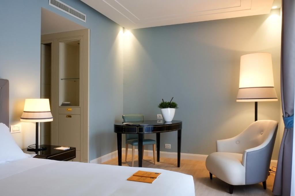 Postel nebo postele na pokoji v ubytování Turin Palace Hotel