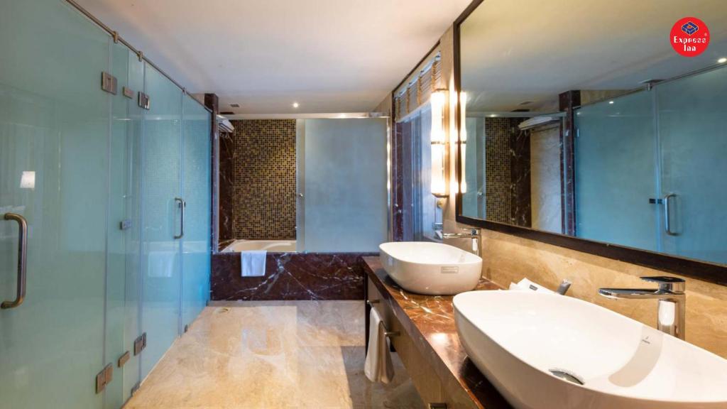 Koupelna v ubytování Express Inn The Business Luxury Hotel