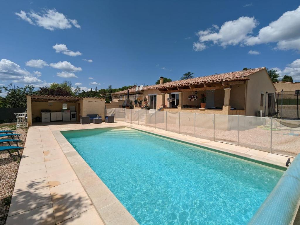 una piscina di fronte a una casa di Villa en Provence avec piscine et jacuzzi a Tavernes
