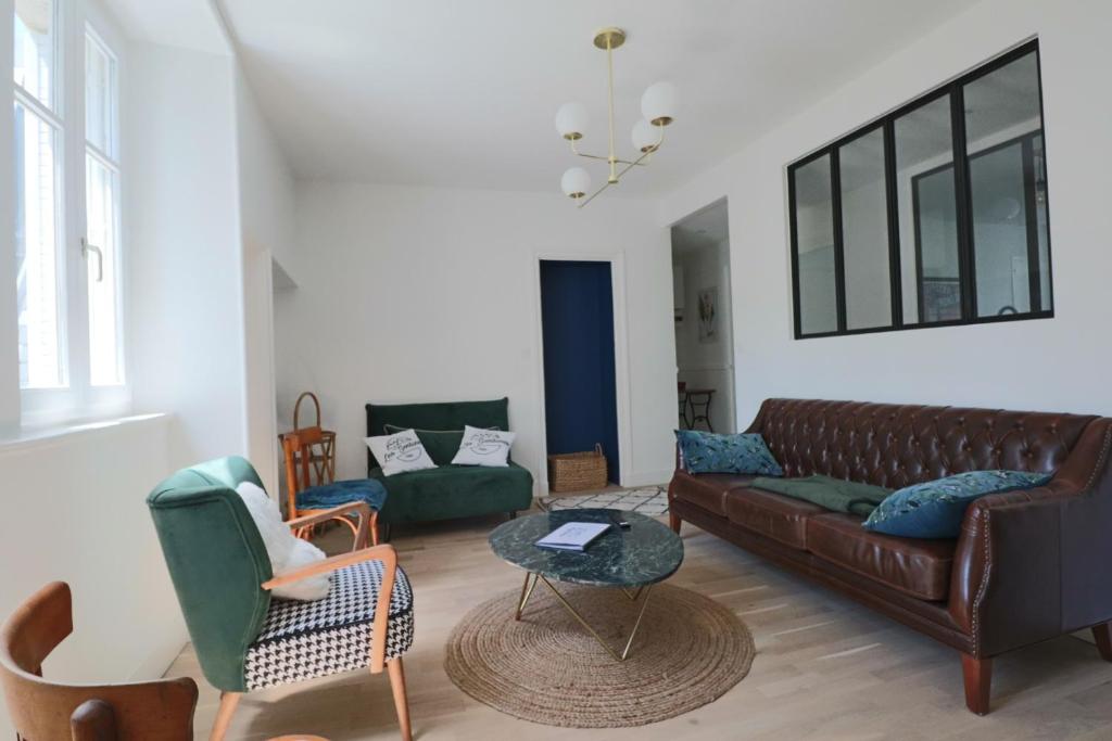 ラ・ブルブールにあるLe Gentiane - Villa Chanteriveのリビングルーム(茶色の革張りのソファ、椅子付)