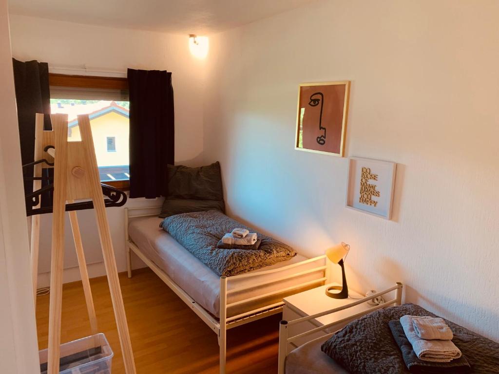 Habitación pequeña con sofá y ventana en FELIX LIVING 6, modern & cozy 3 Zimmer Wohnung, Balkon, Parkplatz, en Salzweg