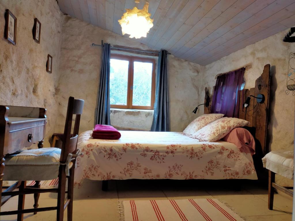 Postel nebo postele na pokoji v ubytování Gites de Fouard "La Pranièra"