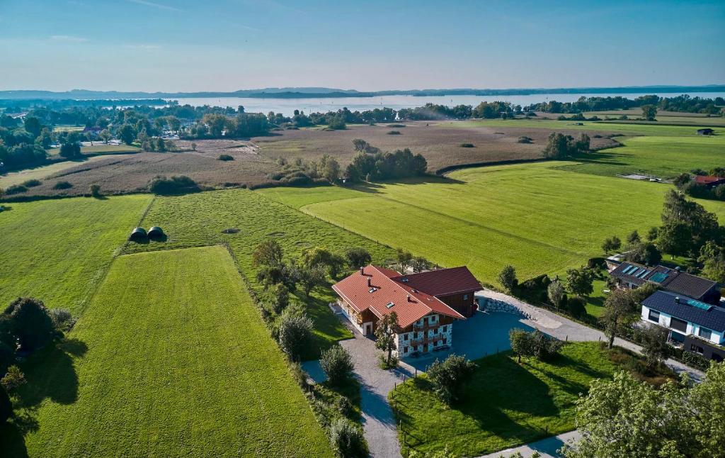 uma vista aérea de uma casa num campo em Farmhouse 1604 em Übersee