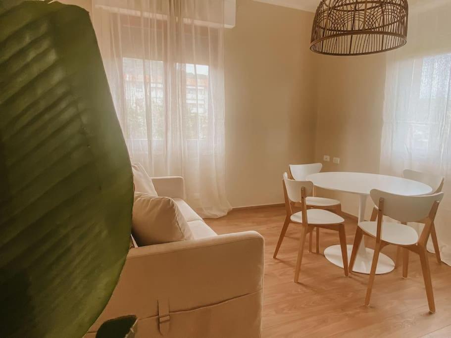 salon z kanapą, stołem i krzesłami w obiekcie Appartamento il Rosmarino w mieście Portoferraio