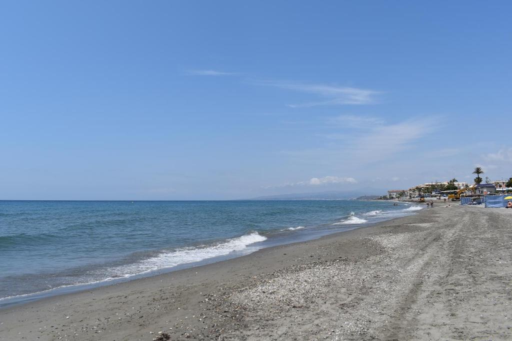 Zdjęcie z galerii obiektu Fantastic studio - beachfront w mieście Torrox