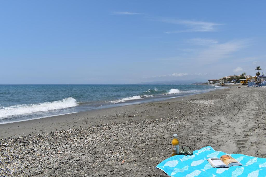 Zdjęcie z galerii obiektu Fantastic studio - beachfront w mieście Torrox