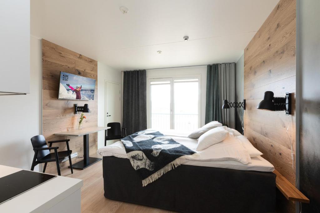 sypialnia z łóżkiem i biurkiem w obiekcie KIDE hotel by Iso-Syöte w mieście Syöte