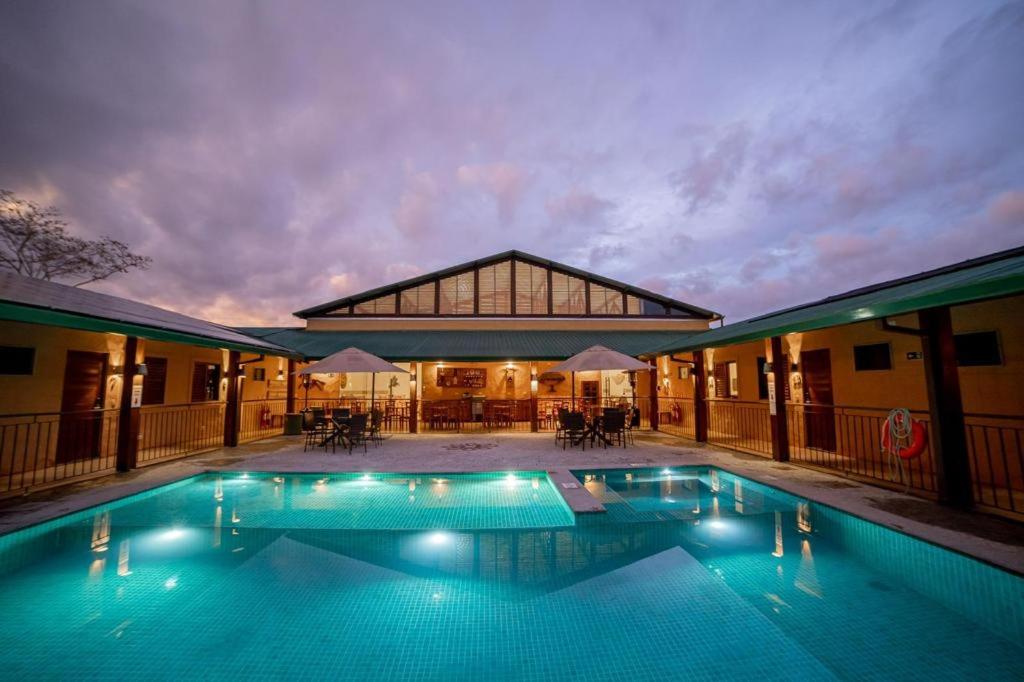 uma grande piscina em frente a um edifício em Bonito Ecotel em Bonito