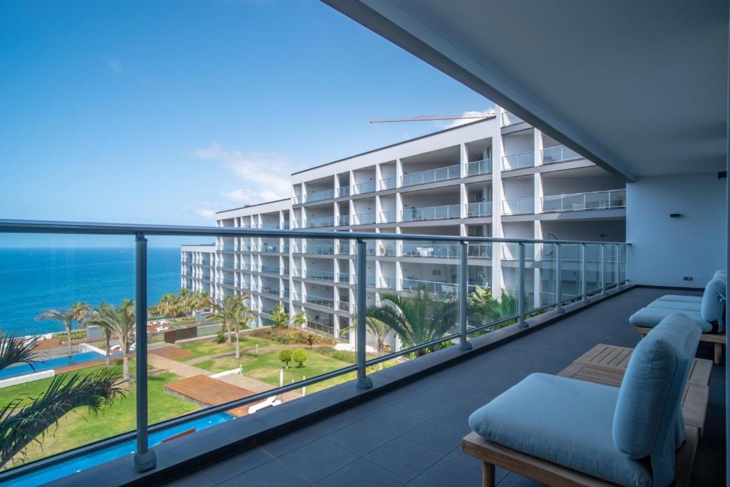 een balkon met uitzicht op de oceaan bij Madeira Residence Apt. 80 in Funchal