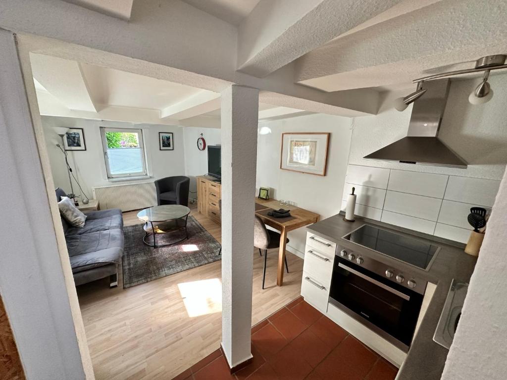 eine Küche und ein Wohnzimmer mit Luftblick in der Unterkunft Gemütliche Ferienwohnung im Altbau in Goslar