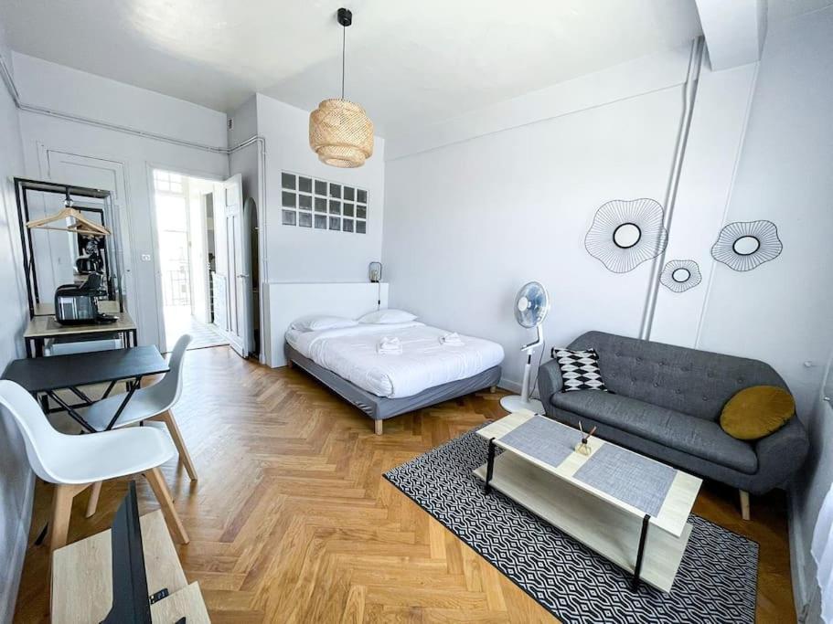 un soggiorno con divano e letto di Fabre / Appartement central proche de la gare a Antibes